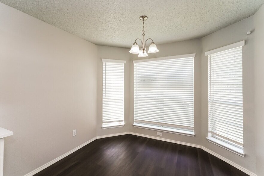 Building Photo - 1121 Sandalwood Dr