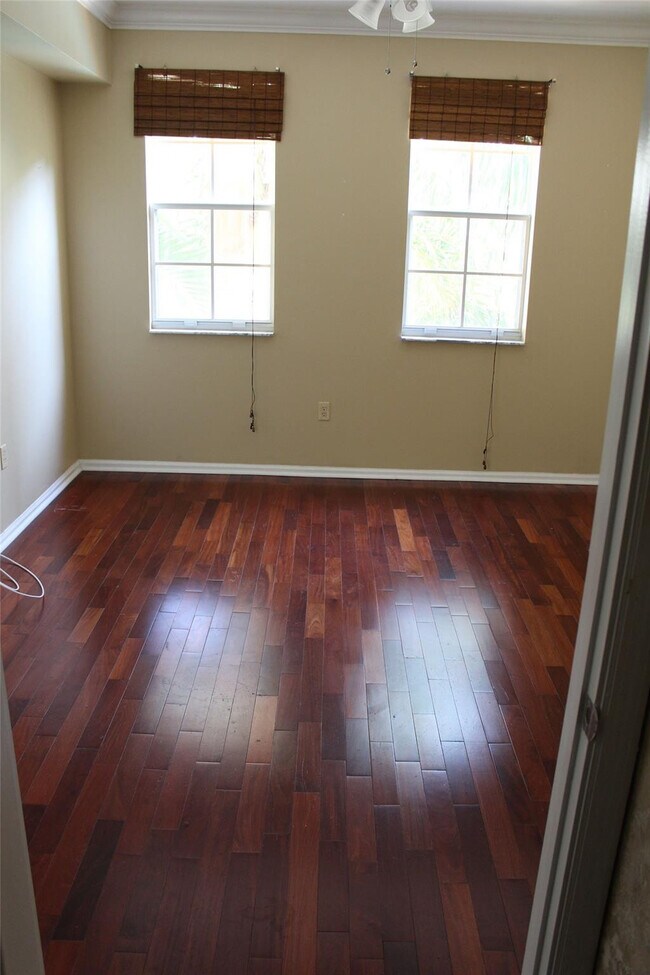 Building Photo - 533 NE 3rd Ave