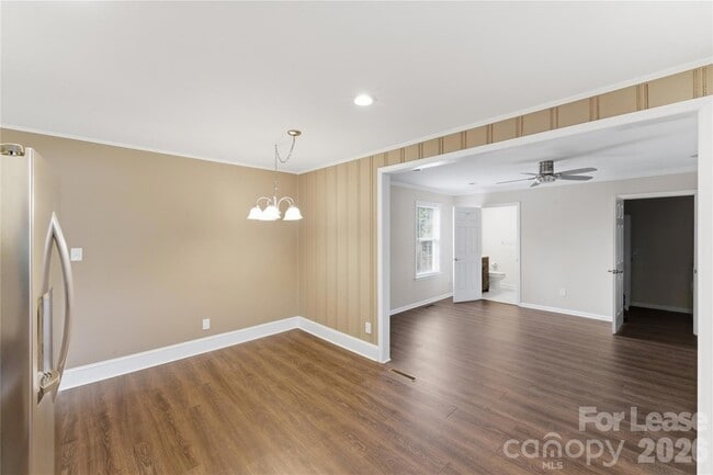 Building Photo - 4000 Fieldcrest Rd