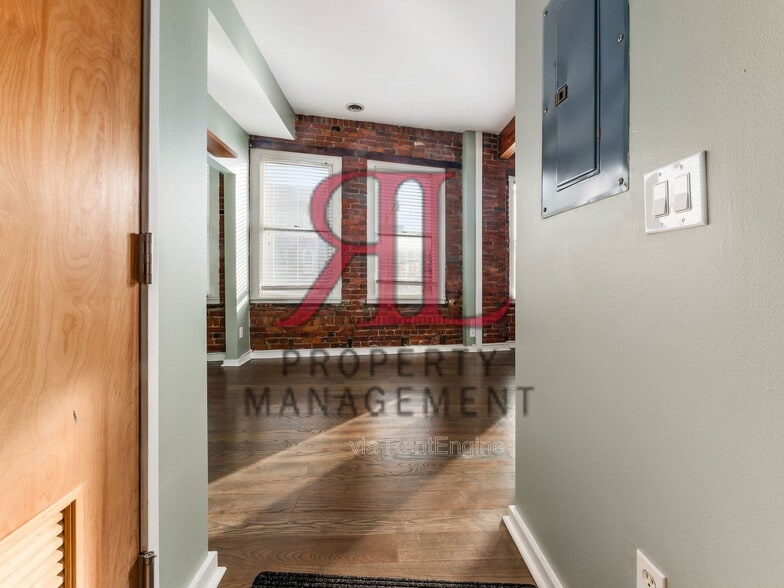 Building Photo - 1131 N High St