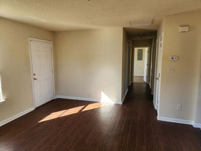 Building Photo - Beautiful Home with a Great Location In Town