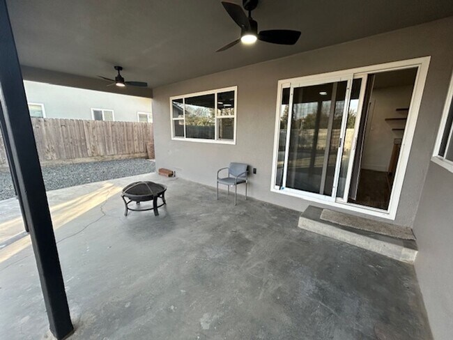 Building Photo - 2324 S Sallee St