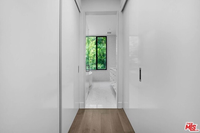 Building Photo - 8815 Rosewood Ave