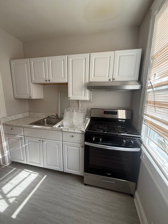 Primary Photo - 74X Melville Ave