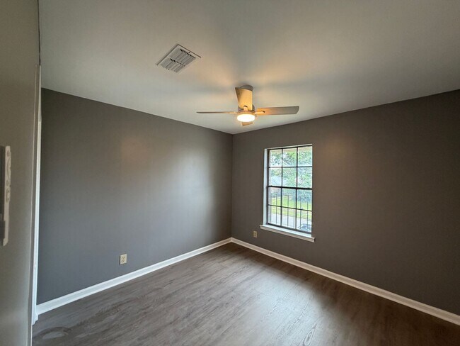 Building Photo - 6074 Little Ln