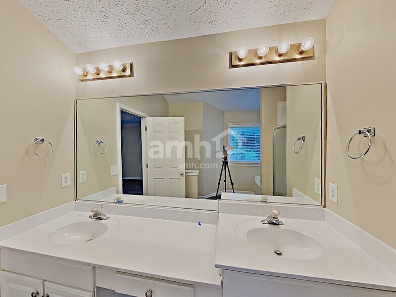 Building Photo - 375 Saybrook Crossing