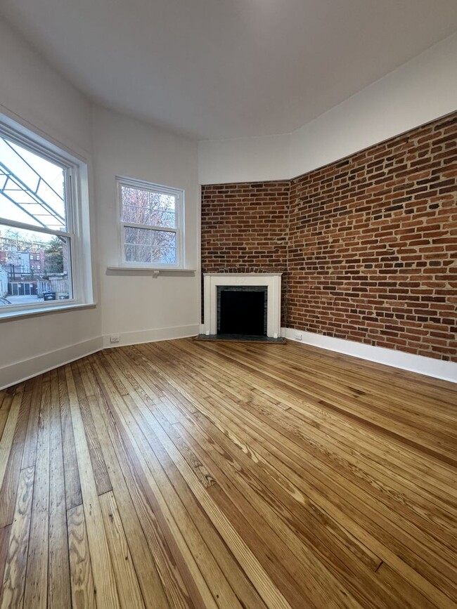 Building Photo - Centrally Located Renovated Large 1BR/1BA in Historic Dupont Circle Row House