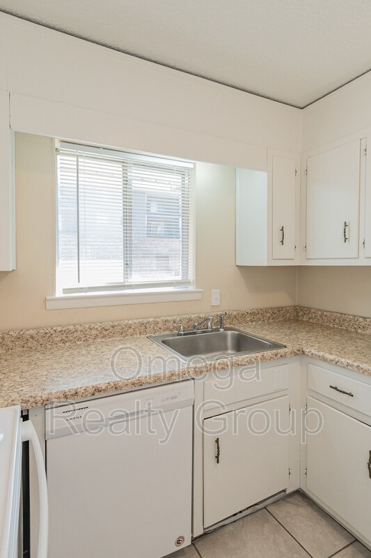 Building Photo - 1600 14th Ave E