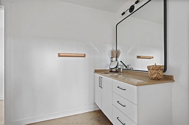 Building Photo - 170 Boulevard SE