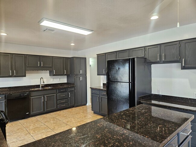 Building Photo - Scottsdale - 5 bedroom, 3 bath - Remodeled...