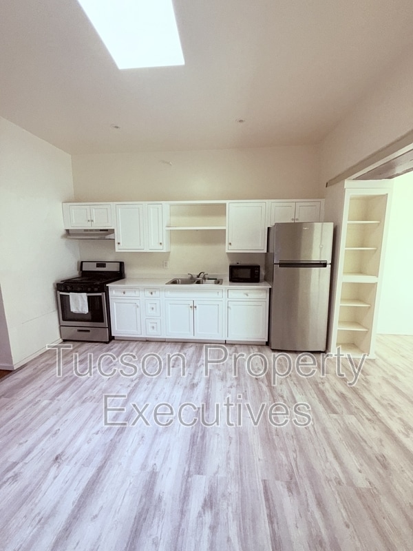 Building Photo - 343 S Convent Ave