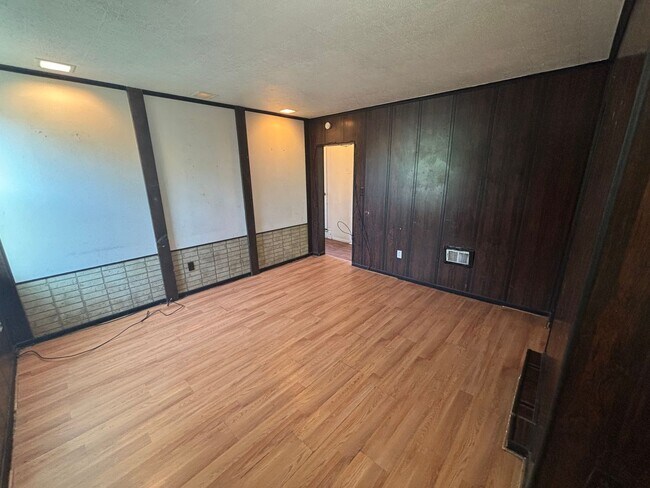 Building Photo - Rare 4 BR/ 2 BA Home with Multi-Generational Layout