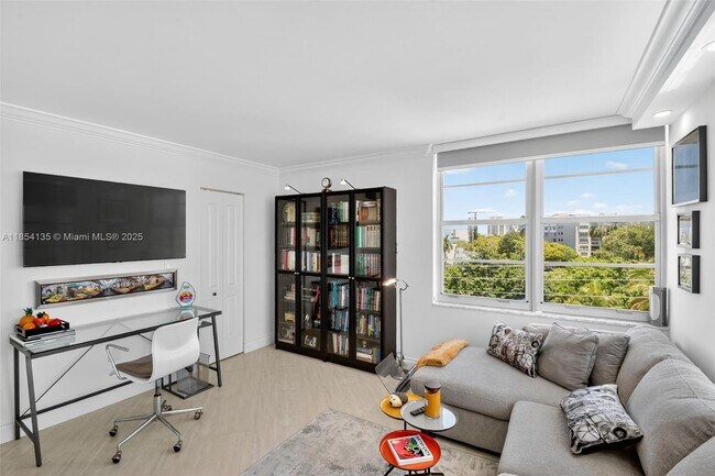 Building Photo - 9250 W Bay Harbor Dr