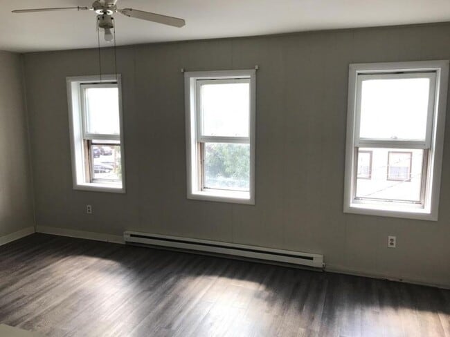 Building Photo - 17 E Louther St