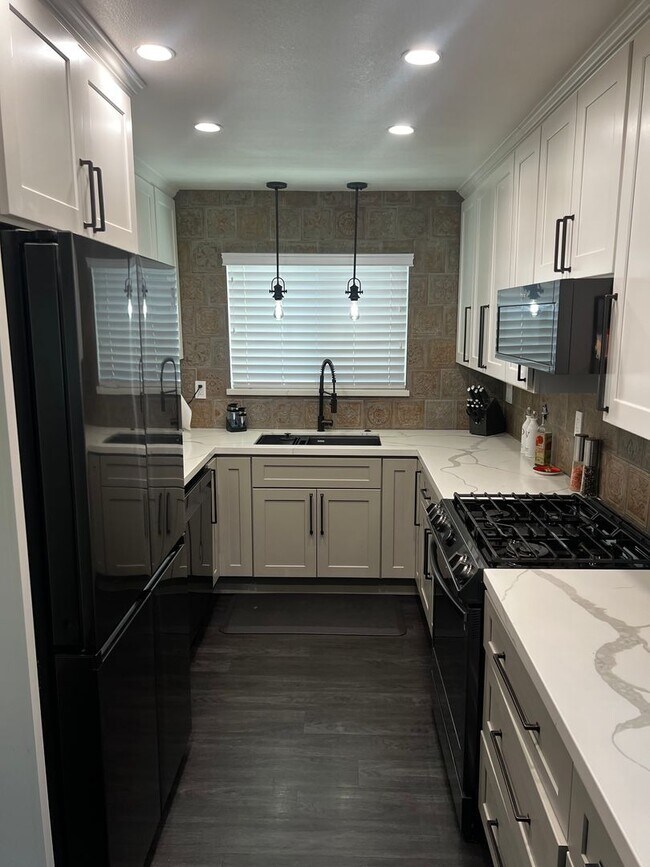 Building Photo - Modern 3 Bed / 2 Bath End Unit Home for Re...