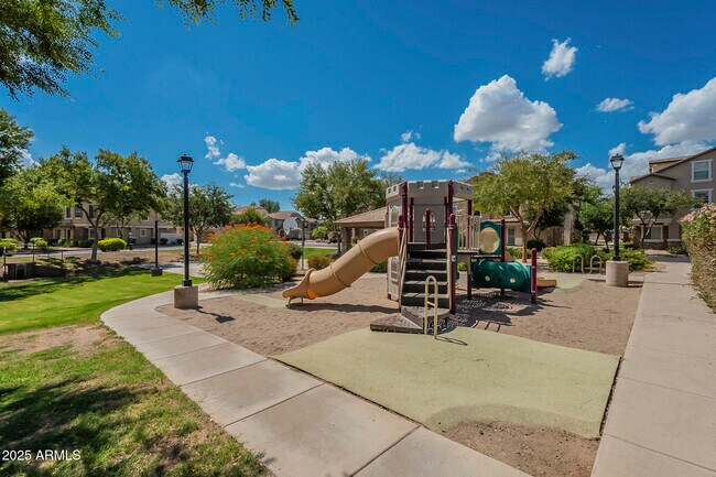 Building Photo - 753 N Port Dr