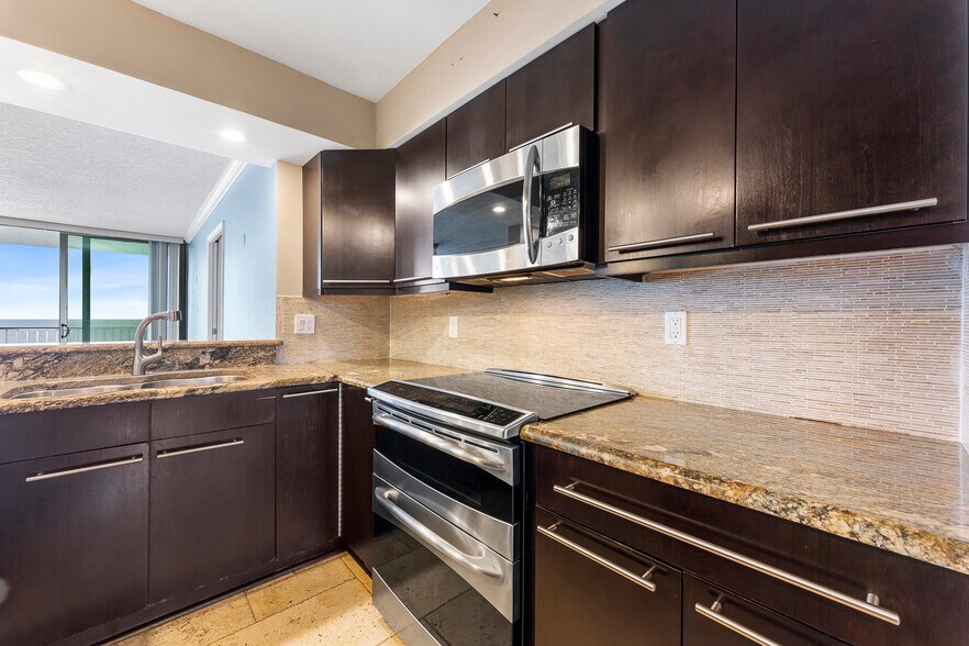 Building Photo - 2200 Ocean Dr S