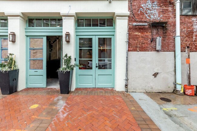 Building Photo - 315 Girod St