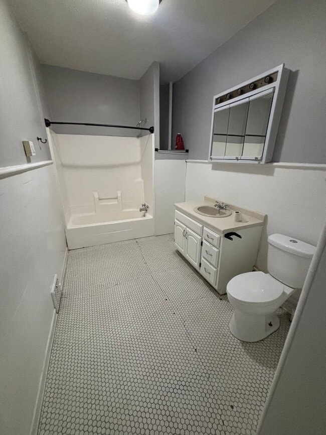 Building Photo - 720 Main St