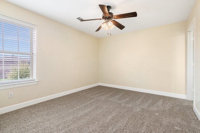 Building Photo - 328 Country Crossing Cir