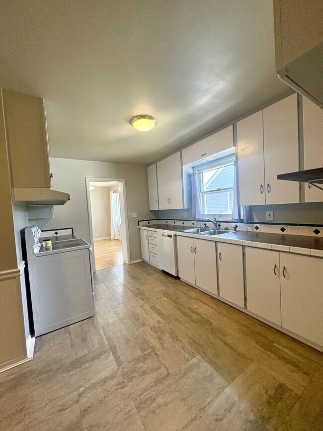 Building Photo - 1215 Avenue E