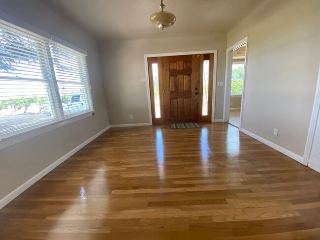 Building Photo - 3 br, 1 bath House - 8227 E. Floral Ave