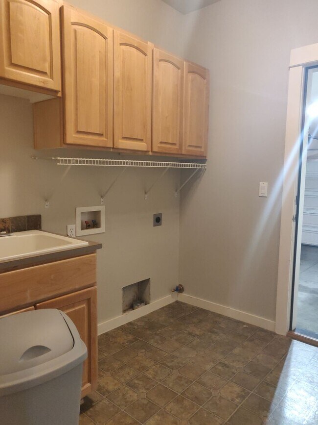 Building Photo - Stunning 4x2 with all bedrooms on the main...