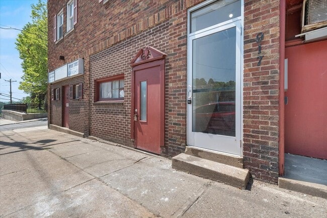 Building Photo - 915 Chartiers Ave