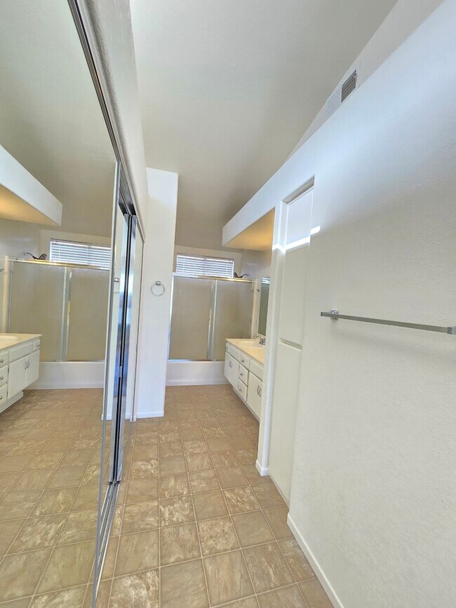 Building Photo - Beautiful 4-Bedroom / 2-bathroom Single-Family Home for Rent