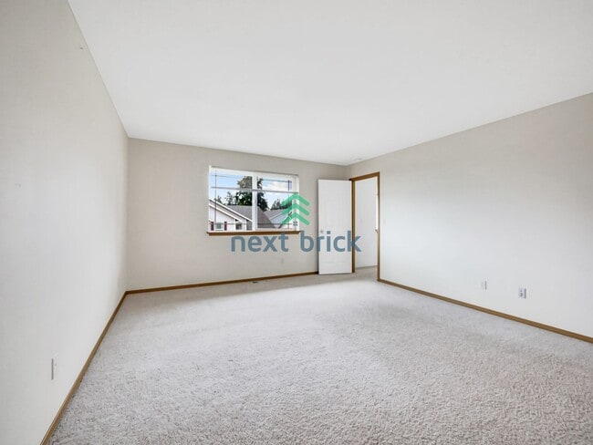 Building Photo - 4 Bed and 2.5 Bath Single-family Home Avai...