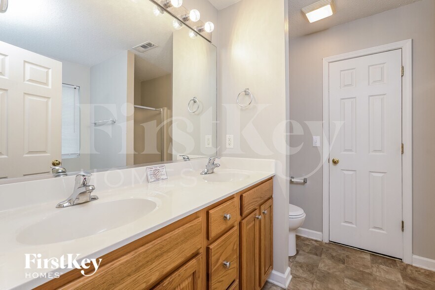 Building Photo - 2402 Lannigan Dr