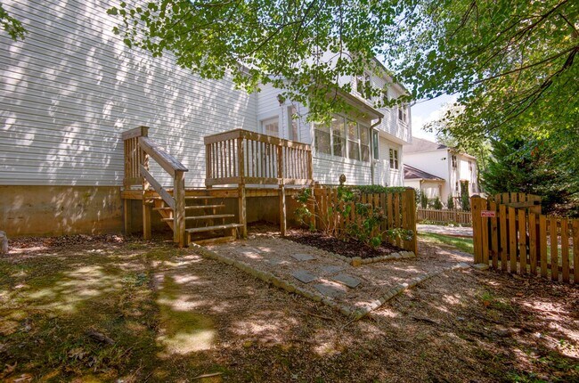 Building Photo - 3 Bedroom 2.5 Bath SFH in Fairfax for Rent!