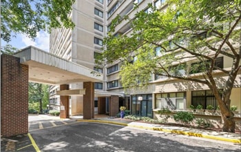 Building Photo - Bright And Spacious 2 Bed 2 Bath Condi With Balcony In Vibrant Highpointe