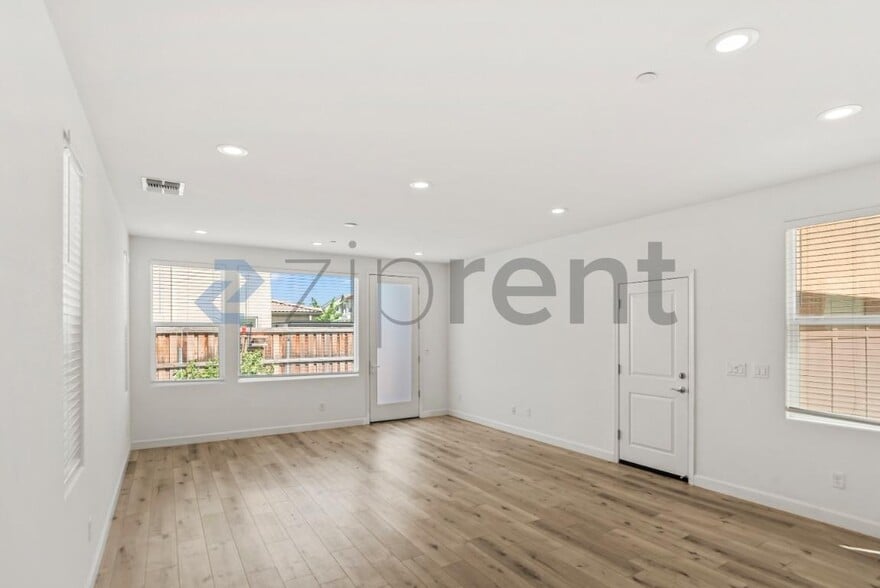 Building Photo - Unit
