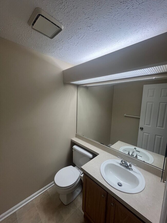 Building Photo - 71 Broxbourne Dr