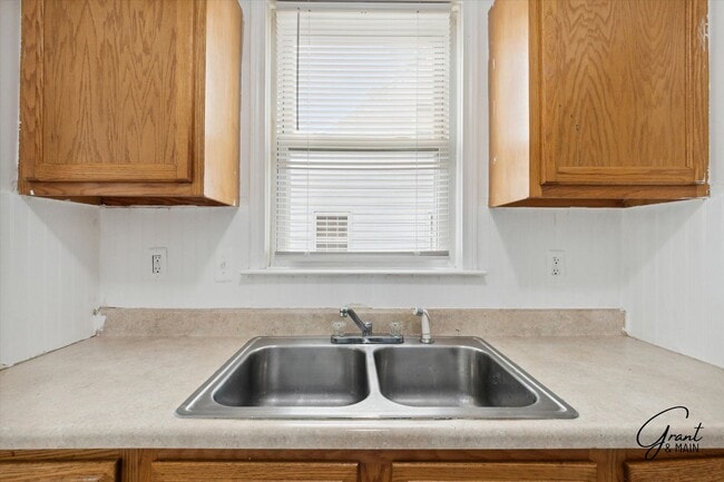 Building Photo - $1,000/month - 2 Bed 1 Bath in Harper Woods