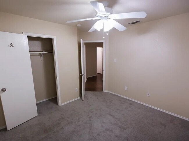Building Photo - 2421 Collier Dr