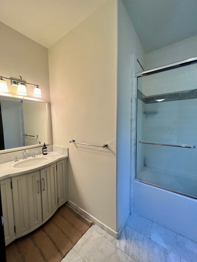 Building Photo - 2281 N Beachwood Dr