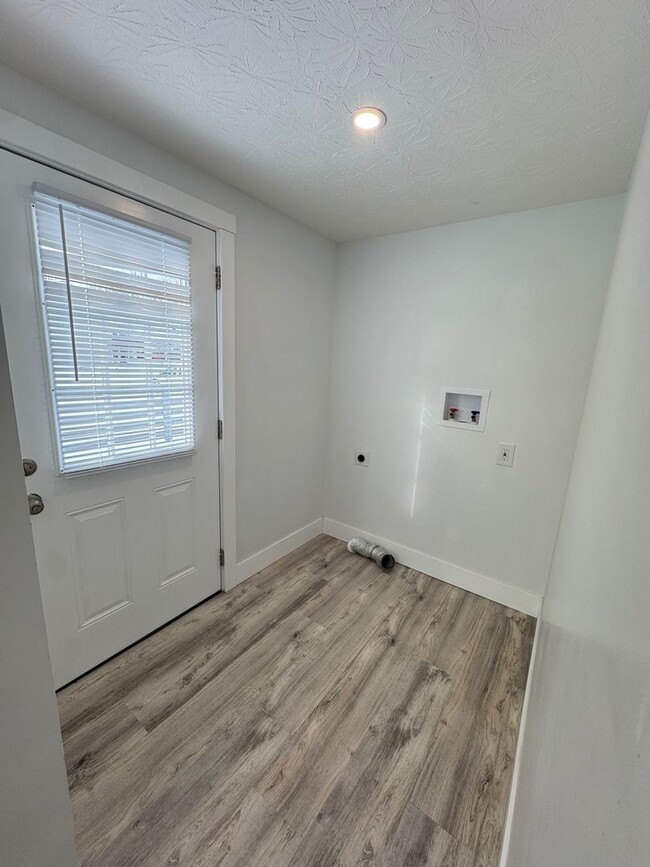 Building Photo - Beautiful, Fully Remodeled Two Bedroom Home