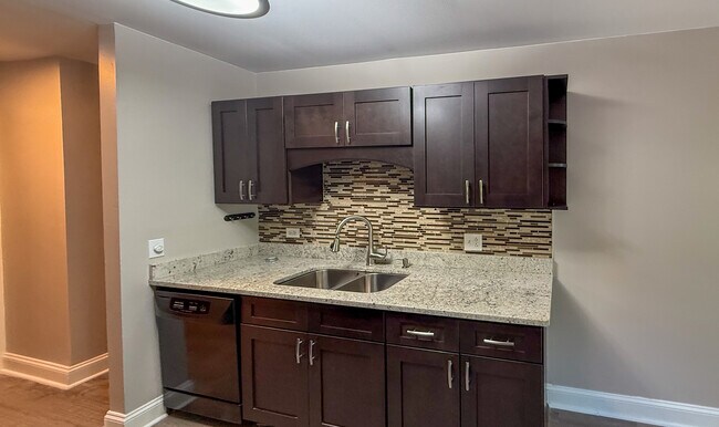 Building Photo - 5600 Hillcrest Ln
