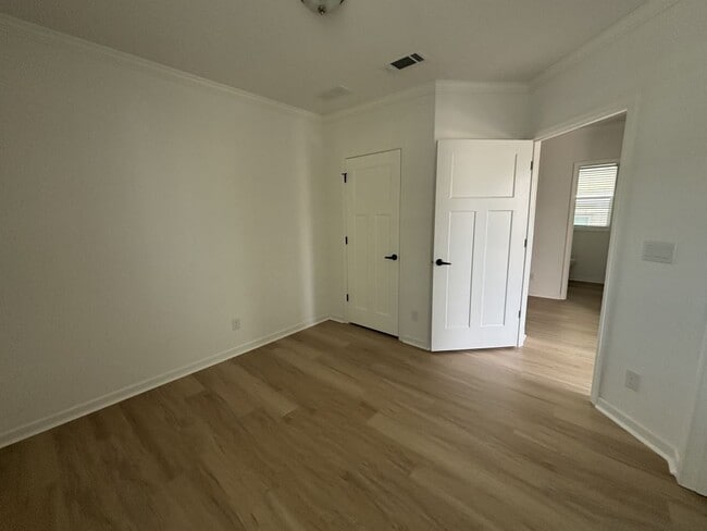 Building Photo - 980 E Nogoya Ave