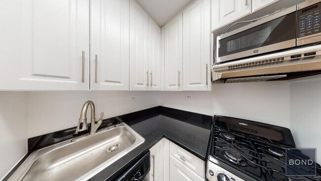 Building Photo - 151 W 16th St