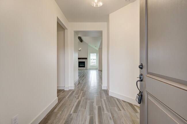 Building Photo - 2116 Josslyn Pl