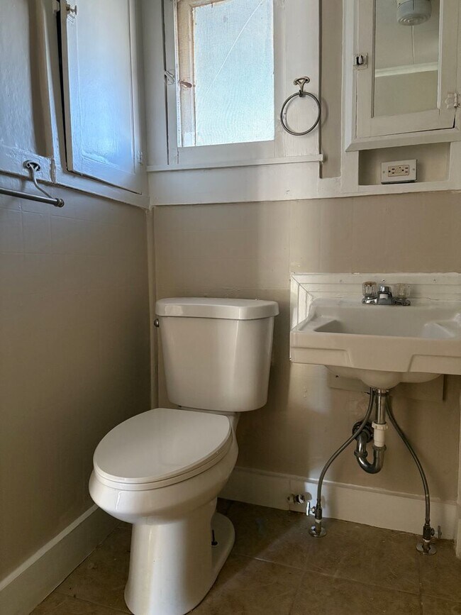 Building Photo - Simply the BEST! Adorable 1 Bedroom/1 Bath...