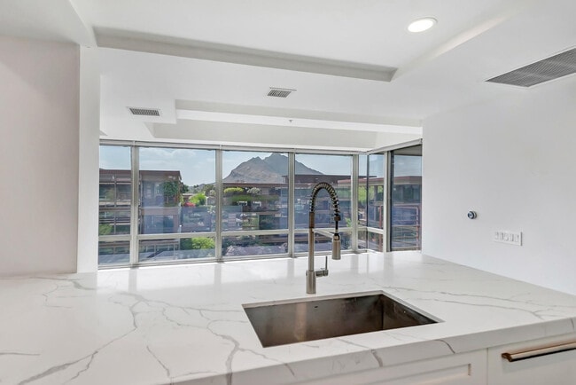 Building Photo - 7137 E Rancho Vista Dr