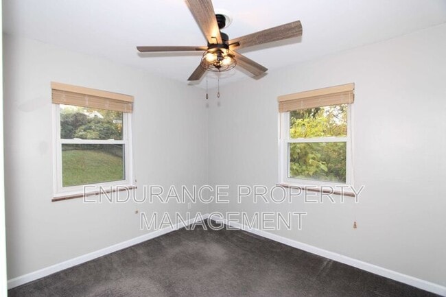 Building Photo - 1646 Raglan St