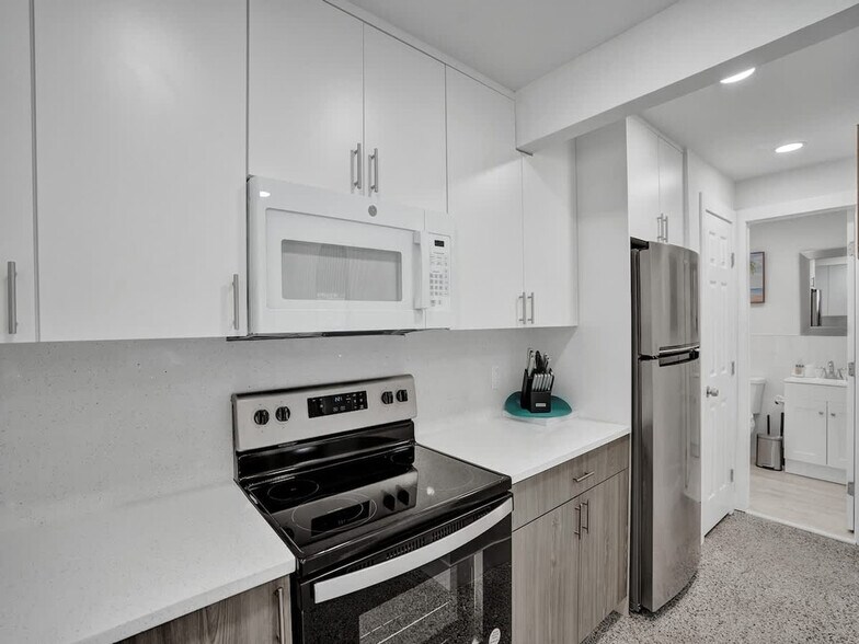 Building Photo - 906 N Riverside Dr