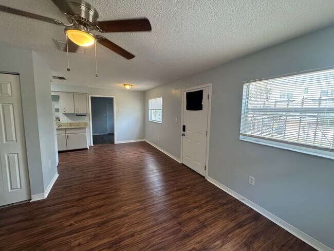 Building Photo - Charming Three Bedroom One Bathroom House ...
