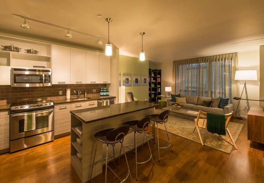 Primary Photo - 665 Washington St