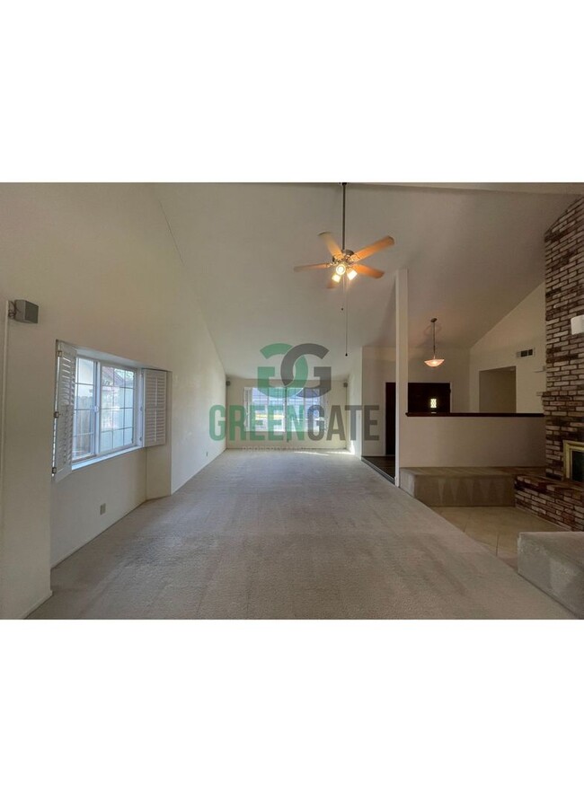 Building Photo - Beautiful 3 BEDROOM 2 BATH HOME IN MODESTO...